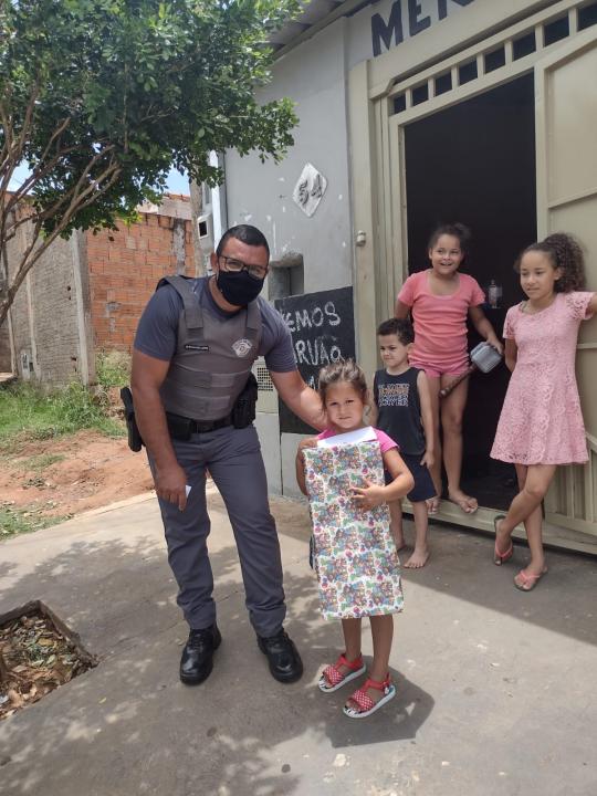 Foto 16 de 31 — Campanha Natal Solidário entrega 250 cestas básicas em Américo Brasiliense